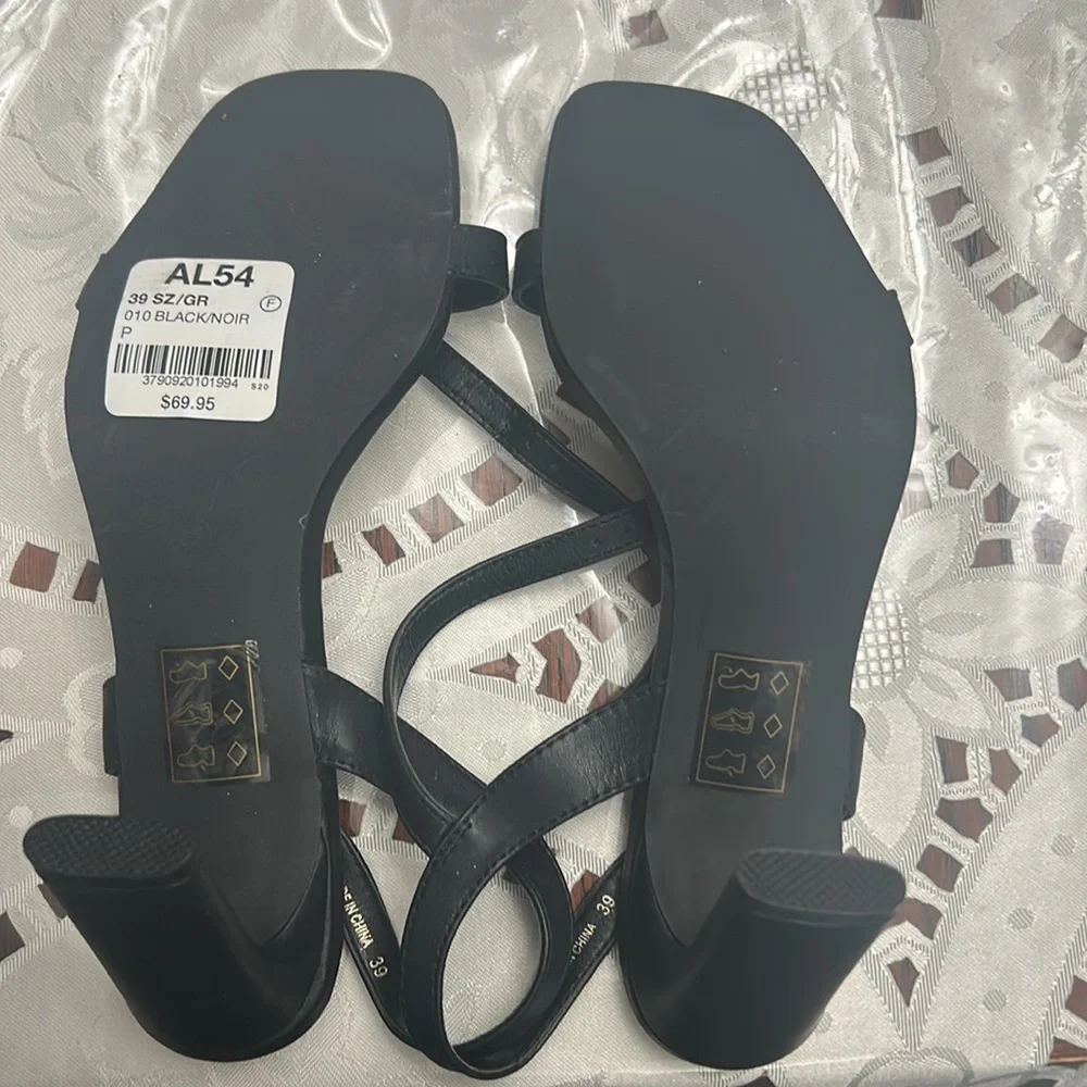 8/39 Le Château black sandals - Picture 6 of 6